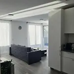 Apartman Bright With Balcony & Parking - Apolonialiving