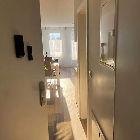 Apartman Bright With Balcony & Parking - Apolonialiving