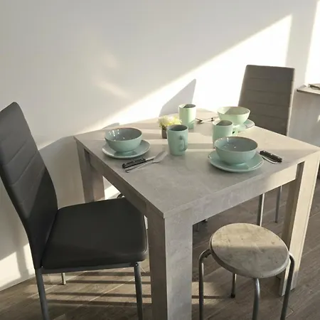 Bright With Balcony & Parking - Apolonialiving *