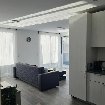 アパート Bright With Balcony & Parking - Apolonialiving